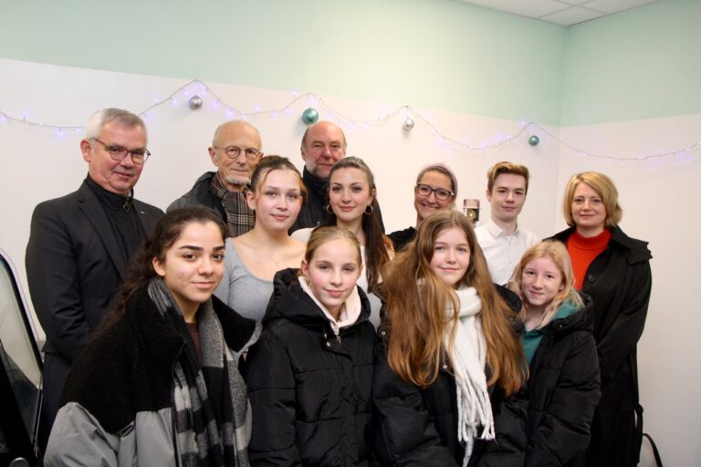 Die Schülergenossenschaft samt Paten, SV und Bürgermeisterin feierten gemeinsam die Eröffnung des neuen Schülerkiosks.