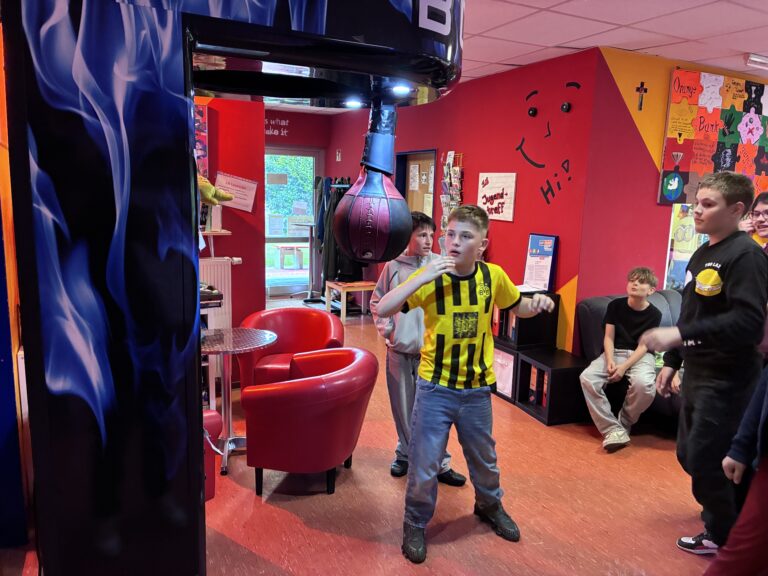 Wer hat die beste Technik? Der Boxautomat rief zum Kräftemessen und technischer Finesse auf. Ob Noah hier besteht?