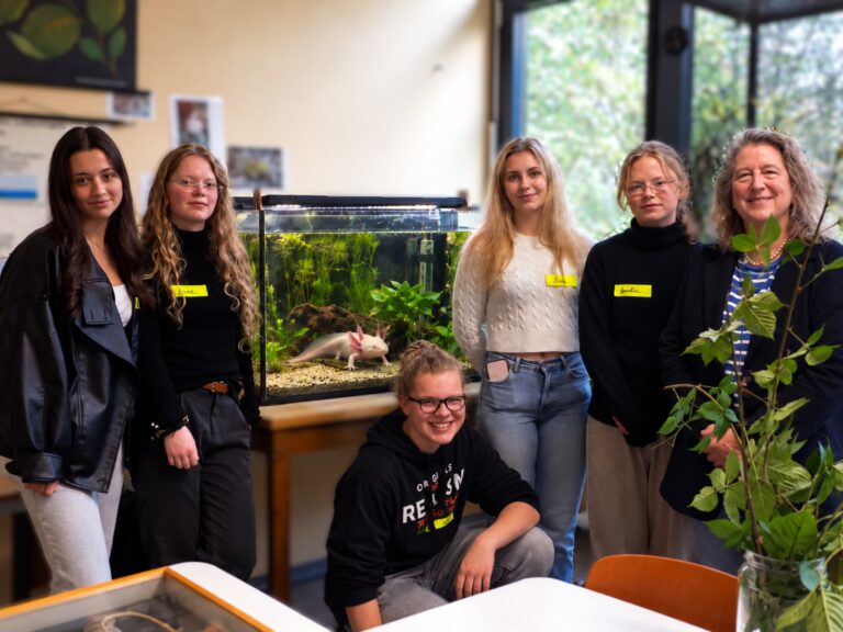 Biologiegruppe mit Axolotl-Aquarium (1)