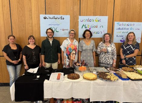 Der neue aufgestellte Förderverein bot, mithilfe freiwillig mitwirkender Eltern, tolle kulinarische Köstlichkeiten und - als besonderes Highlight - die neuen Schul-T-Shirts.