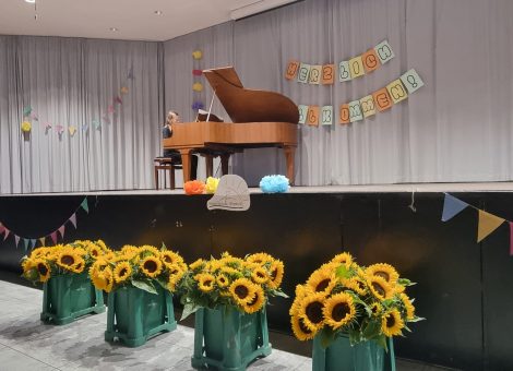 Linus (7c) verzauberte alle mit seinem musikalischen Talent am Flügel.